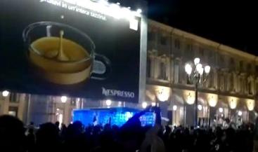Telo della Nespresso a copertura del restauro di un palazzo in piazza San Carlo a Torino: screenshot di un video di Youtube